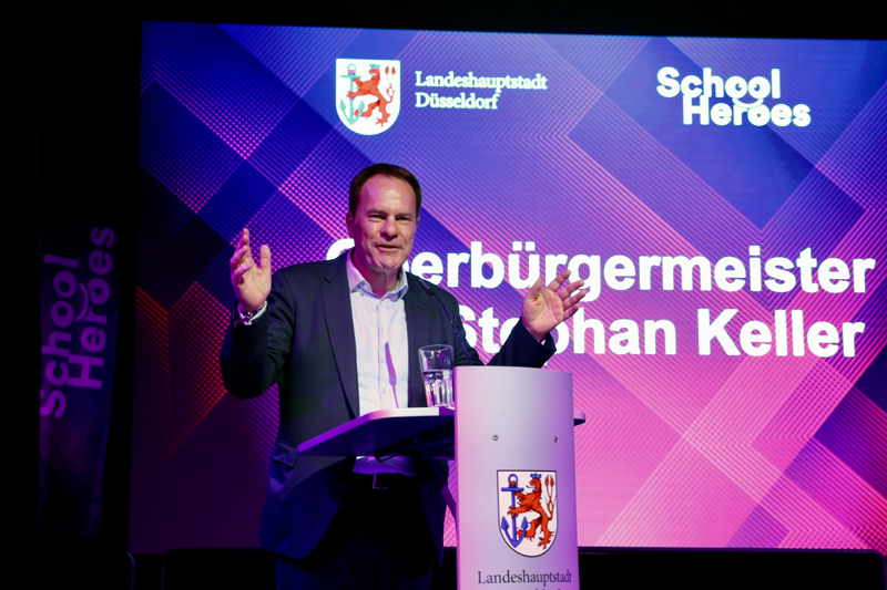 08.07.2026, OB Dr. Keller nimmt die Ehrung der "School Heroes" vor, Foto: Landeshauptstadt Düsseldorf/Ingo Lammert